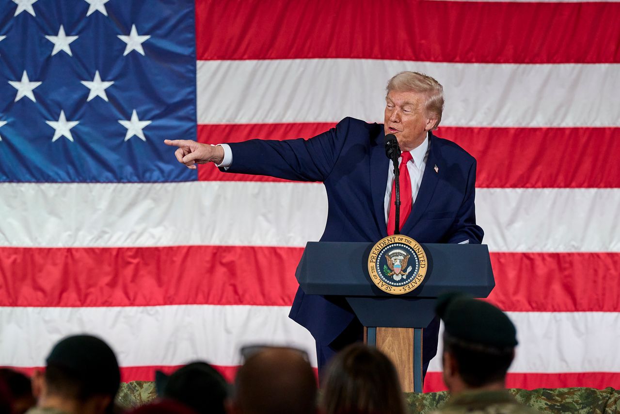 도널드 트럼프 대통령이 13일(현지시간) 미국 노스캐롤라이나주 포트 브래그에서 군인들에게 연설하고 있다. AP=연합뉴스