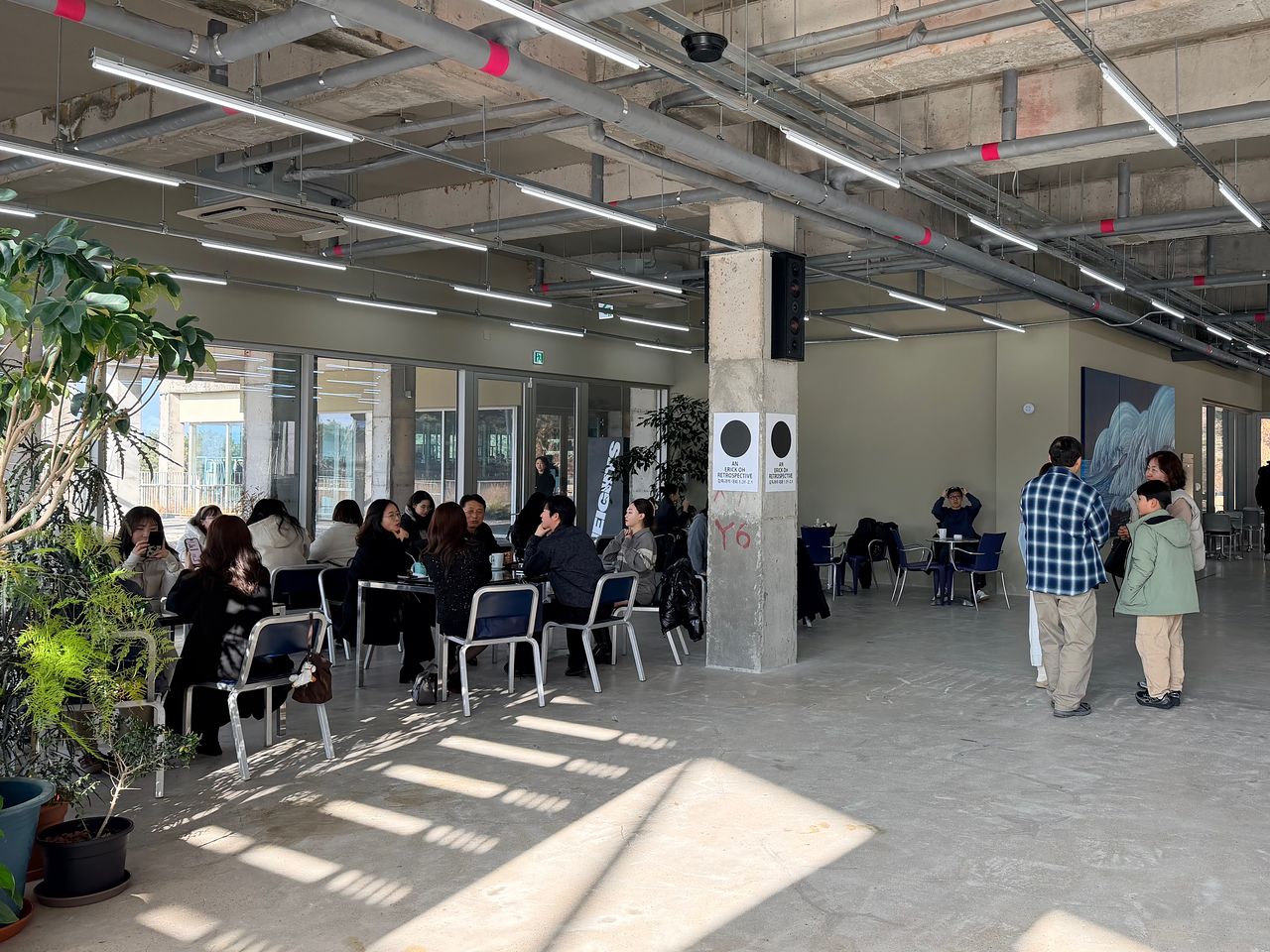 올해 초 제주를 찾은 관광객들이 제주시 애월읍 하우스오브레퓨즈 더커미서리 카페에서 차를 마시고 있다. 최충일 기자