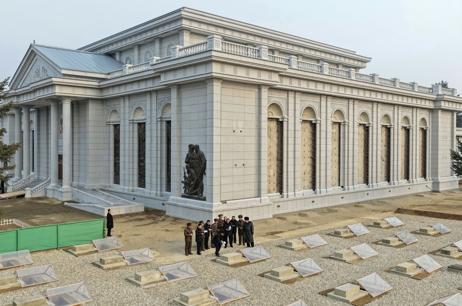 북한 노동당 기관지 노동신문은 14일 “김정은 동지께서 2월 13일 해외군사작전 전투위훈기념관 건설 사업을 현지에서 지도했다”고 보도했다. 노동신문=뉴스1