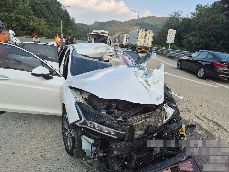 전방주시태만으로 추정되는 승용차의 작업차량 충돌 현장. 사진 한국도로공사 