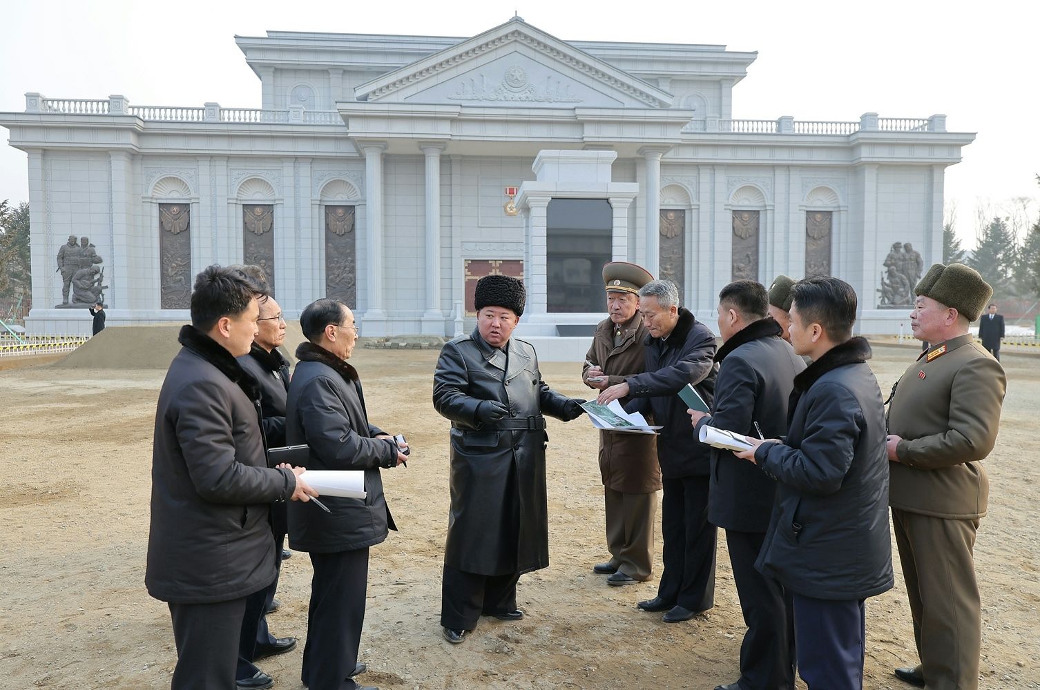 북한 노동당 기관지 노동신문은 14일 “김정은 동지께서 2월 13일 해외군사작전 전투위훈기념관 건설 사업을 현지에서 지도했다”고 보도했다. 노동신문=뉴스1