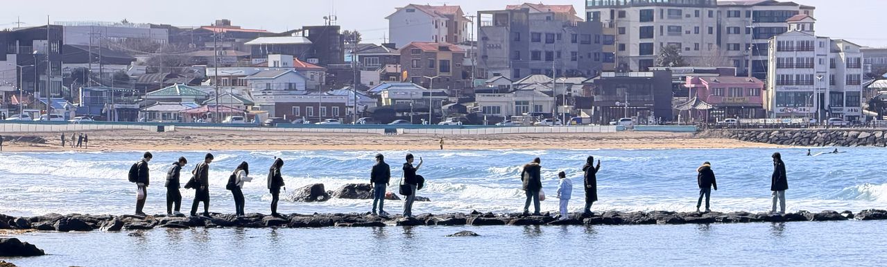 올해 초 제주를 찾은 관광객들이 이호해수욕장을 찾아 사진을 남기고 있다. 최충일 기자