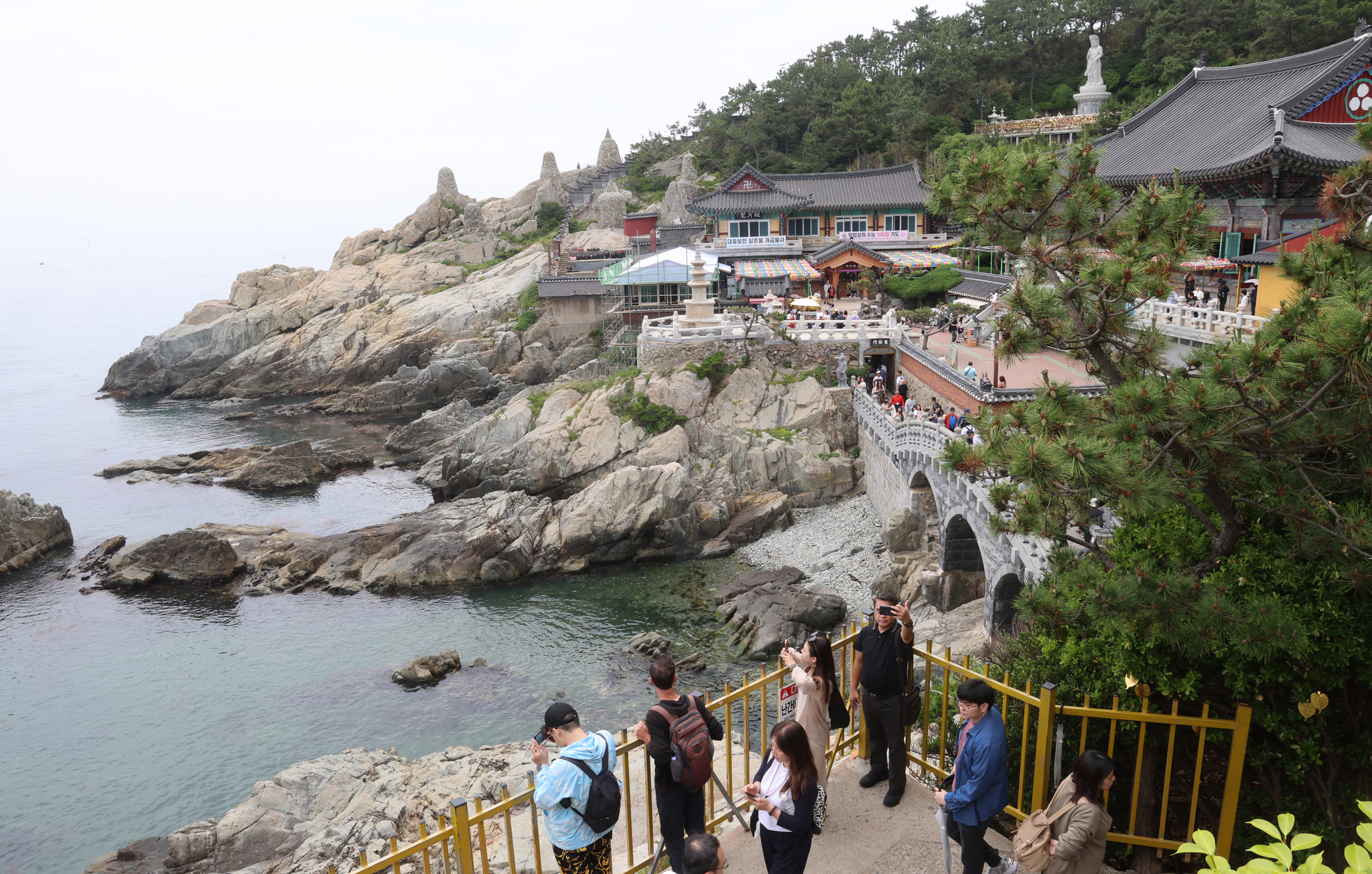 부산 기장군 해안절벽에 위치한 해동용궁사에 내외국인 관광객들이 사찰을 둘러보고 있다. 연합뉴스