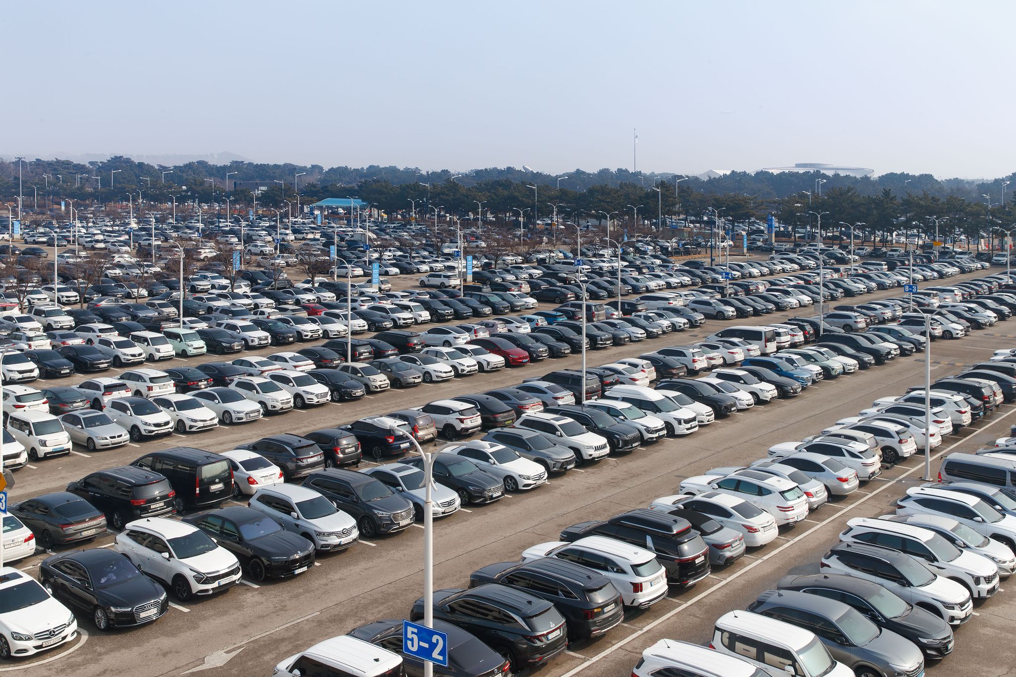 12일 인천국제공항 주차장이 설 연휴를 앞두고 주차된 차량으로 가득 차 있다. 인천국제공항공사는 13일부터 18일까지 설 연휴 기간 특별교통대책을 시행하고 승객 혼잡 완화에 나선다고 밝혔다. 사진 인천국제공항공사