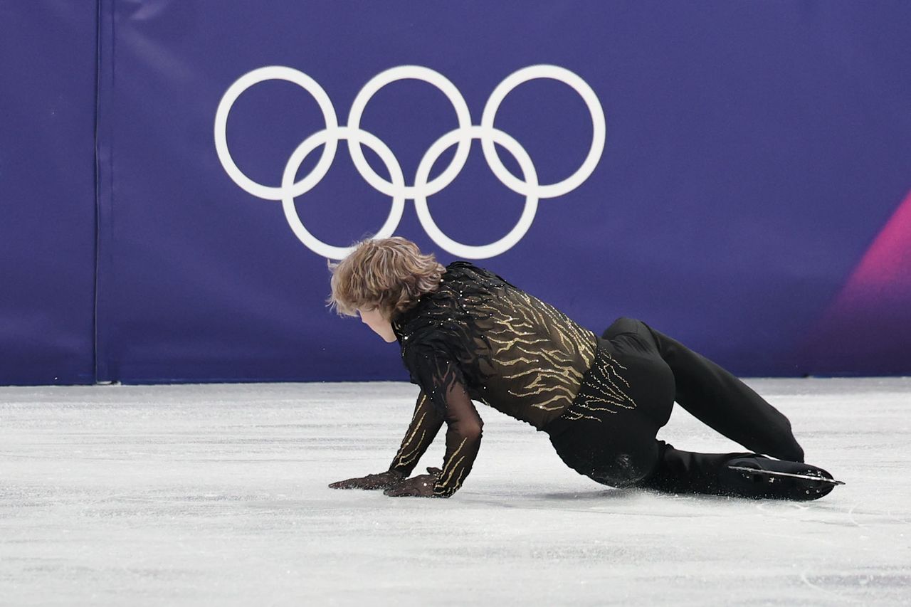 미국 피겨선수 일리야 말리닌이 13일(현지시간) 이탈리아 밀라노 아이스 스케이팅 아레나에서 열린 2026 밀라노 코르티나담페초 동계 올림픽 피겨스케이팅 남자 싱글 프리스케이팅에서 넘어지고 있다. 김종호 기자 20260213