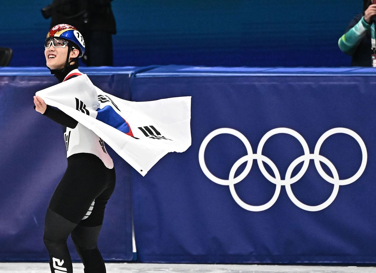 쇼트트랙 임종언이 12일(현지시간) 이탈리아 밀라노 아이스 스케이팅 아레나에서 열린 2026 밀라노 코르티나담페초 동계올림픽 쇼트트랙 남자 1000m 결승에서 동메달을 확정한 뒤 태극기를 두르고 기뻐하고 있다. 김종호 기자