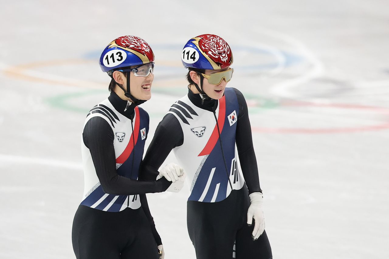남자 쇼트트랙 1500m 준준결승에서 함께 달리게 된 임종언(왼쪽)과 신동민. 뉴스1
