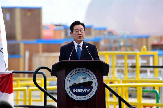 지난해 8월 26일, 미국 필라델피아에 위치한 한화 필리 조선소를 방문한 이재명 대통령이 미국과의 조선업 협력에 관한 연설을 하고 있다. AFP=연합뉴스