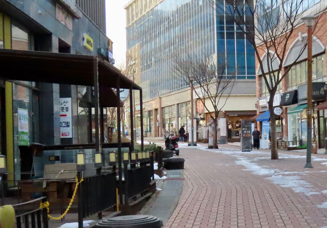 지난 2월 6일 금요일 퇴근 무렵 강원도 원주혁신도시의 거리 풍경. 금요일 오후부터 일요일 오후까지 혁신도시는 '유령 도시'가 된다. 김홍준 기자