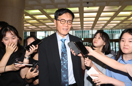 이창용 한국은행 총재가 지난해 6월 23일 오후 서울 중구 은행연합회에서 열린 은행장 간담회에 참석하고 있다. 이 총재가 맨 넥타이는 내외빈 선물용 넥타이가 필요하다는 한국은행의 의뢰로 이상봉 디자이너가 제작했다. 마찬가지로 디자인비는 받지 않았다고 한다. 뉴스1