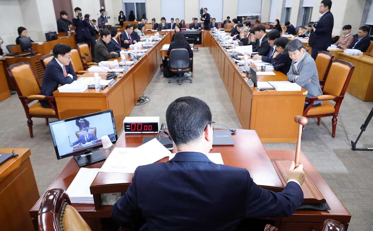 신정훈 국회 행정안전위원회 위원장이 12일 오후 서울 여의도 국회에서 행정통합 의결을 위해 열린 전체회의에서 의사봉을 두드리고 있다. 뉴시스