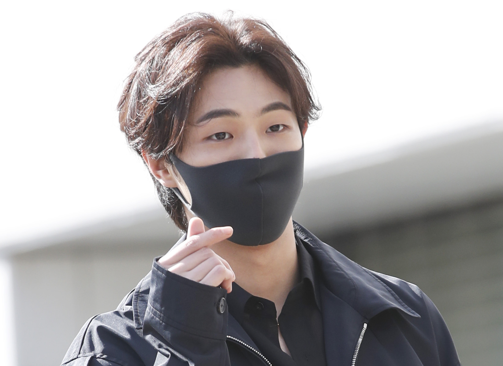 배우 지수가 지난 2021년 2월 15일 오후 서울 영등포구 KBS 별관에서 열리는 KBS2 드라마 ‘달이 뜨는 강’ 제작발표회에 참석하며 인사를 하고 있다. 뉴스1