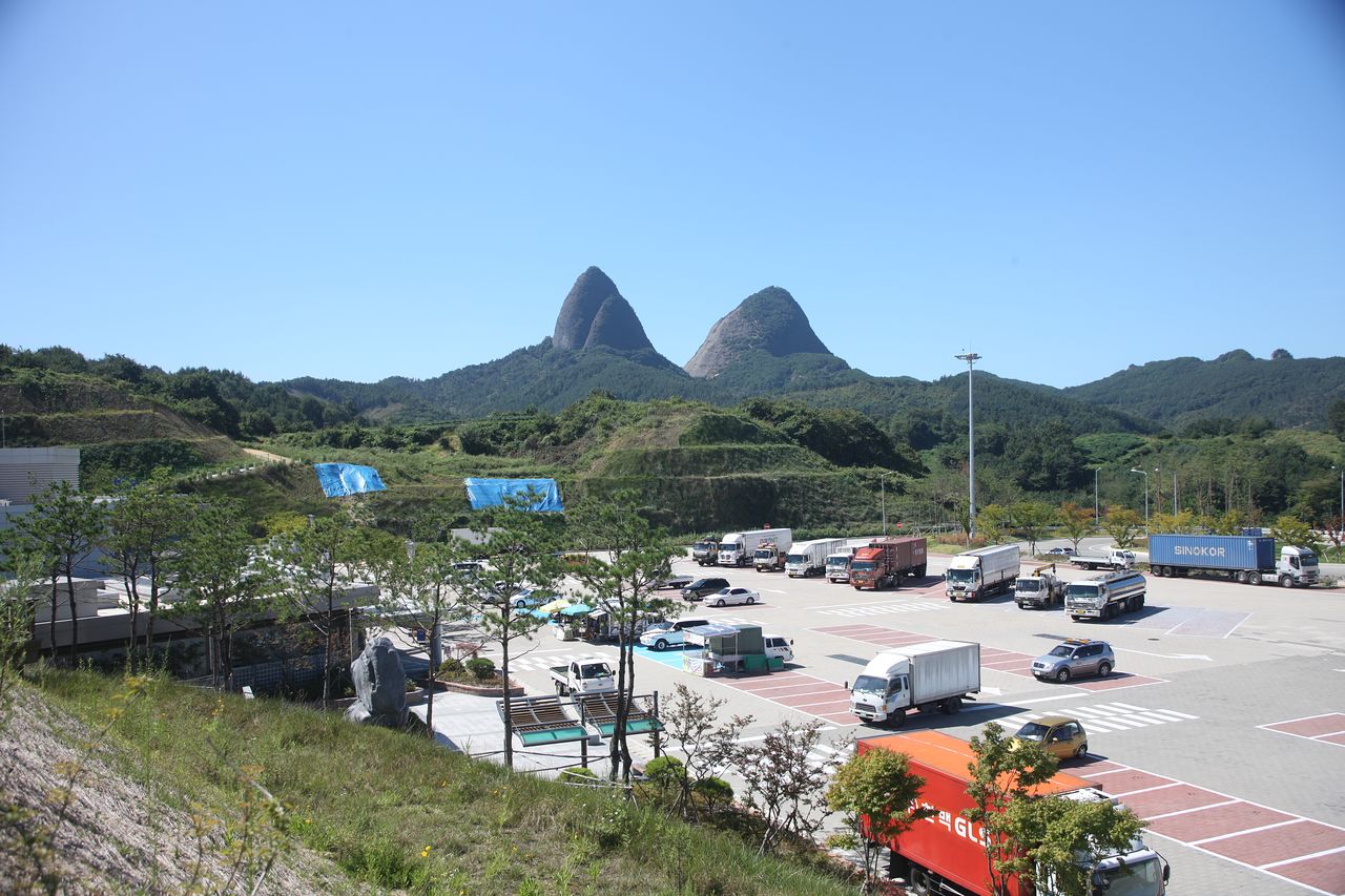 진안 고원에 자리한 진안마이산휴게소는 말의 귀처럼 생긴 마이산을 조망하기 좋다. 사진 한국도로공사