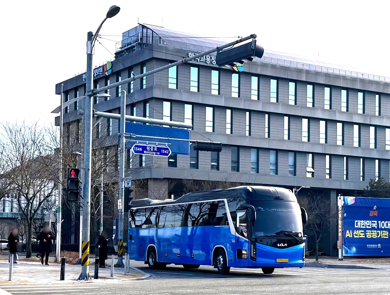 지난 2월 9일 월요일 충북혁신도시의 공공기관 직원들이 통근버스에서 내려 출근하고 있다. 충북혁신도시는 수도권에서 통근버스를 이용하는 직원이 많다. 김홍준 기자