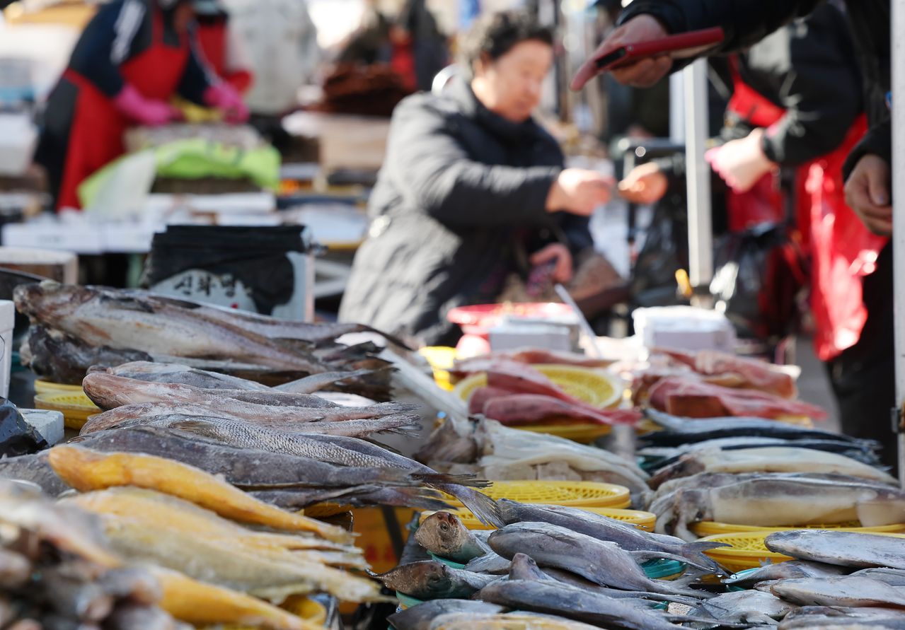 경기도 성남시 모란민속5일장 생선 판매대 모습. 연합뉴스