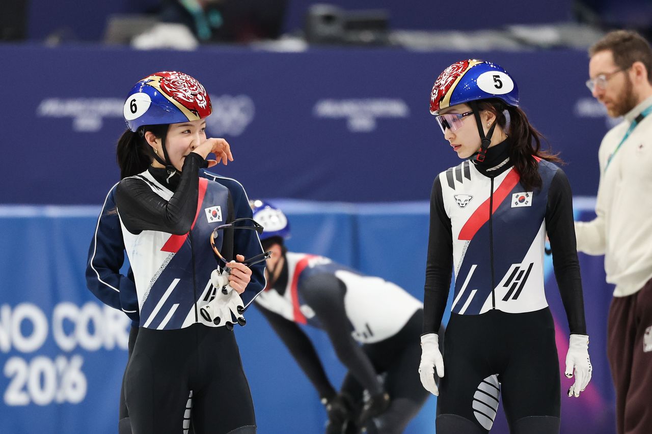 쇼트트랙 대표팀 최민정(오른쪽)과 김길리가 11일(현지시간) 이탈리아 밀라노 아이스 스케이팅 아레나에서 진행된 훈련에서 대화하고 있다. 김종호 기자. 2026.02.11.