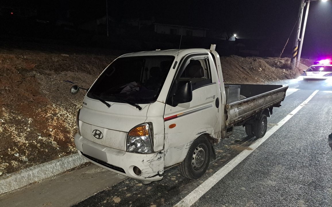 14일 자정께 대전 유성구 봉명동 한 도로에서 술을 마신 채 운전하다 주차된 차량을 들이받은 뒤 현장을 이탈하고, 경찰의 정차 지시도 무시한 채 도주한 만취 운전자의 트럭. 유성경찰서 제공