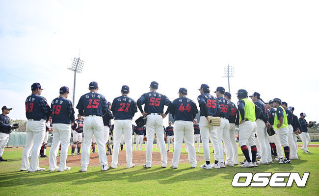 [OSEN=타이난(대만) , 이석우 기자] 프로야구 롯데 자이언츠가 2일(한국시간) 대만 타이난 아시아-태평양 국제야구센터에 스프링캠프를 차리고 구슬땀을 흘렸다.김태형 감독 등코치진과 투수20명,포수5명,내야수9명,외야수7명 등 총41명의 선수단이 1월 20일까지 1차 캠프에서 체력 강화와 기술 훈련을 치른 뒤 21일부터 3월 5일까지 일본 미야자키로 옮겨 2차 캠프에서 구춘리그에 참가해 실전 감각을 점검한다.롯데 투수들이 수비 훈련에 앞서 모임을 갖고 있다. 2026.02.02 / foto0307@osen.co.kr