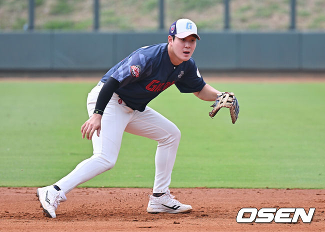 [OSEN=타이난(대만) , 이석우 기자] 프로야구 롯데 자이언츠가 31일(한국시간) 대만 타이난 아시아-태평양 국제야구센터에 스프링캠프를 차리고 구슬땀을 흘렸다.김태형 감독 등코치진과 투수20명,포수5명,내야수9명,외야수7명 등 총41명의 선수단이 1월 20일까지 1차 캠프에서 체력 강화와 기술 훈련을 치른 뒤 21일부터 3월 5일까지 일본 미야자키로 옮겨 2차 캠프에서 구춘리그에 참가해 실전 감각을 점검한다.롯데 나승엽이 훈련을 하고 있다. 2026.01.31 / foto0307@osen.co.kr