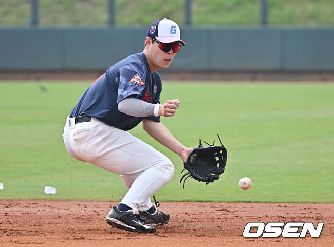 [OSEN=타이난(대만) , 이석우 기자] 프로야구 롯데 자이언츠가 31일(한국시간) 대만 타이난 아시아-태평양 국제야구센터에 스프링캠프를 차리고 구슬땀을 흘렸다.김태형 감독 등코치진과 투수20명,포수5명,내야수9명,외야수7명 등 총41명의 선수단이 1월 20일까지 1차 캠프에서 체력 강화와 기술 훈련을 치른 뒤 21일부터 3월 5일까지 일본 미야자키로 옮겨 2차 캠프에서 구춘리그에 참가해 실전 감각을 점검한다.롯데 고승민이 훈련을 하고 있다. 2026.01.31 / foto0307@osen.co.kr