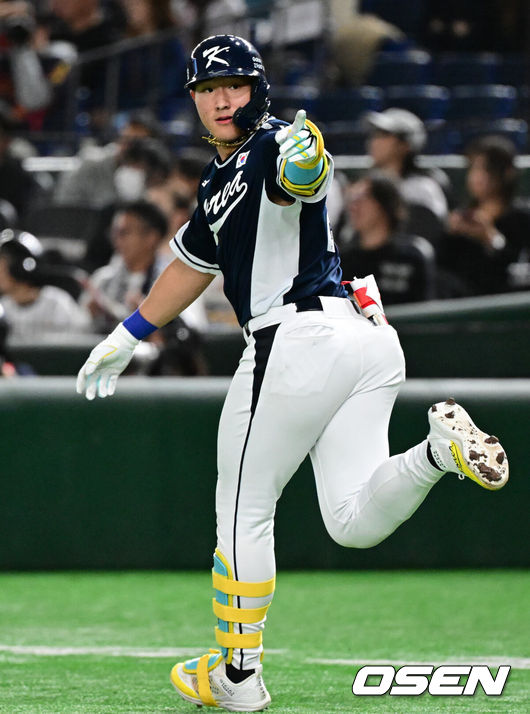 [OSEN=도쿄(일본), 조은정 기자] 한국 야구 대표팀이 한일전 첫 번째 경기에서 뼈아픈 역전패를 허용했다. 2023년 WBC(월드베이스볼클래식)에 이어서 또 한 번 마운드의 차이를 여실히 느꼈다.한국은 15일 일본 도쿄도 도쿄돔에서 열린 ‘2025 NAVER K-BASEBALL SERIES’ 일본과의 1차전에서 4-11역전패를 당했다. 이날 패배로 한국은 성인 대표팀 경기에서 2015년 프리미어12 준결승 4-3 승리 이후일본에 10연패(아시안게임 제외)를 당하고 말았다.4회초 무사 1루에서 대한민국 안현민이 선제 2타점 좌중월 투런포를 날린 뒤 베이스를 돌고 있다. 2025.11.15. /cej@osen.co.kr