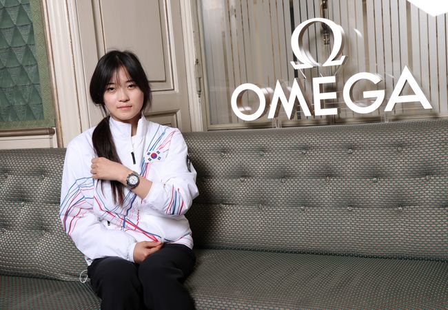 ‘부상 투혼’을 보여주며 짜릿한 역전 드라마를 펼친 최가온(세화여고). 한국 대표팀에 첫 금메달을 안겨준 그가 오메가 시계를 받는다. / 오메가