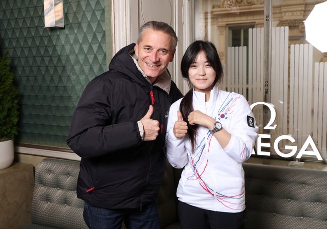 ‘부상 투혼’을 보여주며 짜릿한 역전 드라마를 펼친 최가온(세화여고). 한국 대표팀에 첫 금메달을 안겨준 그가 오메가 시계를 받는다. / 오메가