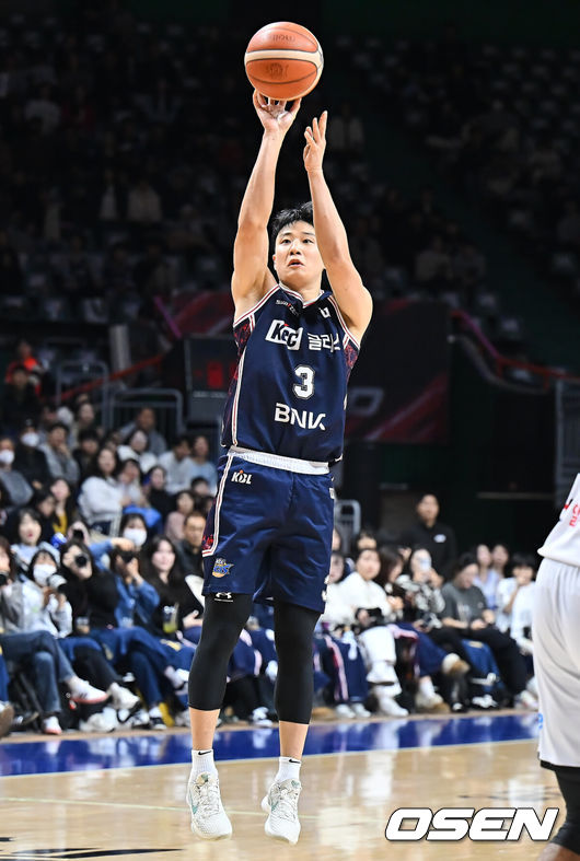 [OSEN=부산, 이석우 기자] 15일 부산 사직체육관에서 2025-2026 LG전자 프로농구 부산 KCC와 수원 KT의 경기가 열렸다.0.5게임차 5위와 6위로 치열한 중위권 경쟁 중인 KCC와 KT가 맞대결을 펼친다.부산 KCC 허웅이 3점슛을 시도하고 있다. 2026.02.15 / foto0307@osen.co.kr