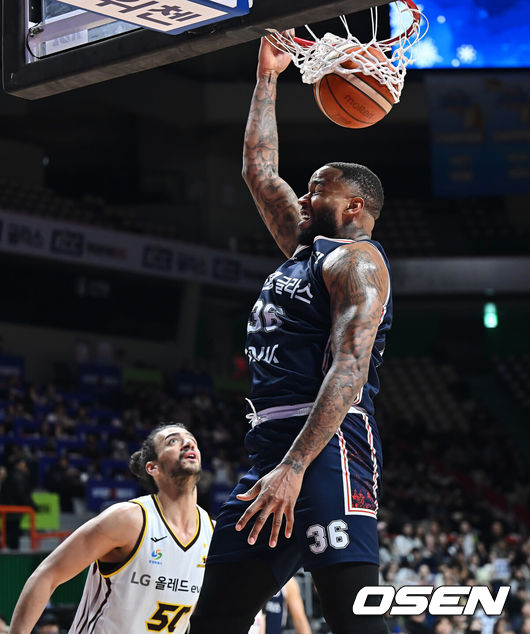 [OSEN=부산, 이석우 기자] 23일 부산 사직체육관에서 2025-2026 LG전자 프로농구 부산 KCC와 창원 LG의 경기가 열렸다.허웅·송교창이 복귀한 KCC가 타마요·양홍석 이탈로 전력 공백이 생긴 LG를 상대로 길었던 LG전 10연패 탈출을 노린다.부산 KCC 숀롱이 덩크슛을 성공시키고 있다. 2026.01.23 / foto0307@osen.co.kr