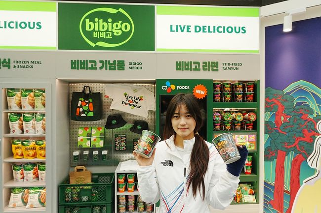 밀라노 동계올림픽 스노보드 여자 하프파이프 금메달 최가온이 코리아하우스에서 후원사CJ의 부스들을 방문해 즐거운 시간을 보냈다. /CJ그룹 제공.