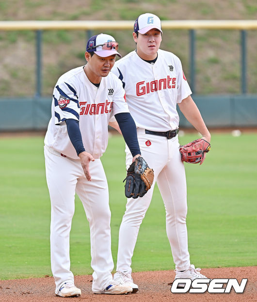 [OSEN=타이난(대만) , 이석우 기자] 프로야구 롯데 자이언츠가 1일(한국시간) 대만 타이난 아시아-태평양 국제야구센터에 스프링캠프를 차리고 구슬땀을 흘렸다.김태형 감독 등코치진과 투수20명,포수5명,내야수9명,외야수7명 등 총41명의 선수단이 1월 20일까지 1차 캠프에서 체력 강화와 기술 훈련을 치른 뒤 21일부터 3월 5일까지 일본 미야자키로 옮겨 2차 캠프에서 구춘리그에 참가해 실전 감각을 점검한다.롯데 나승엽과 손호영이 3루 수비 훈련을 하고 있다. 2026.02.01 / foto0307@osen.co.kr