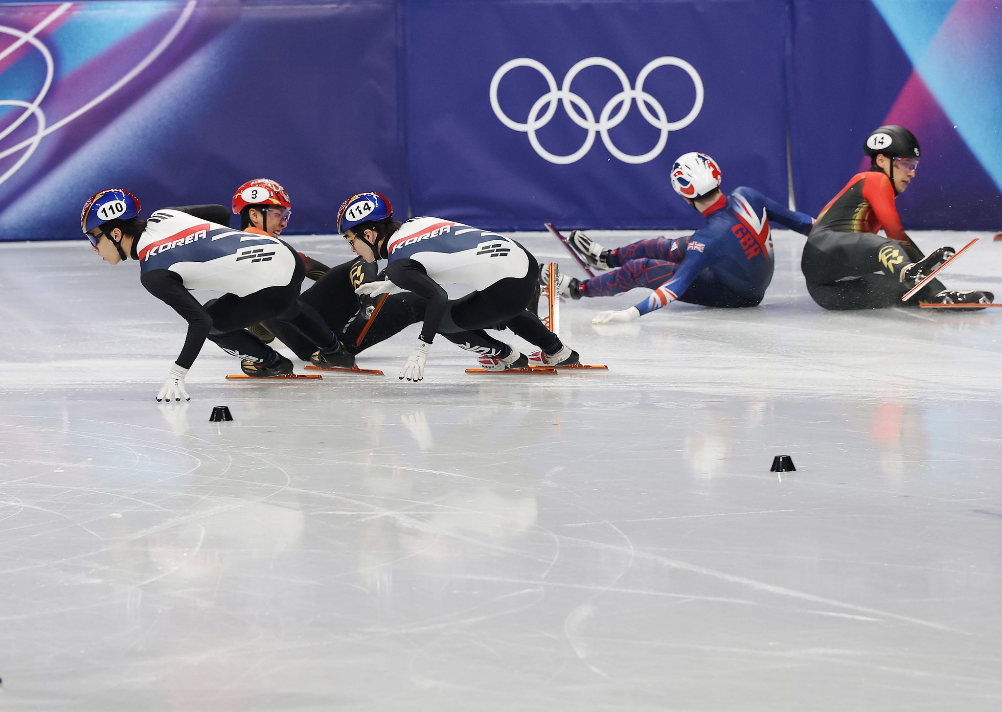 14일(현지시간) 이탈리아 밀라노 아이스스케이팅 아레나에서 열린 2026 밀라노-코르티나담페초 동계올림픽 쇼트트랙 남자 1500m 결승에서 황대헌(110)과 신동민이 경기를 펼치고 있다. 연합뉴스