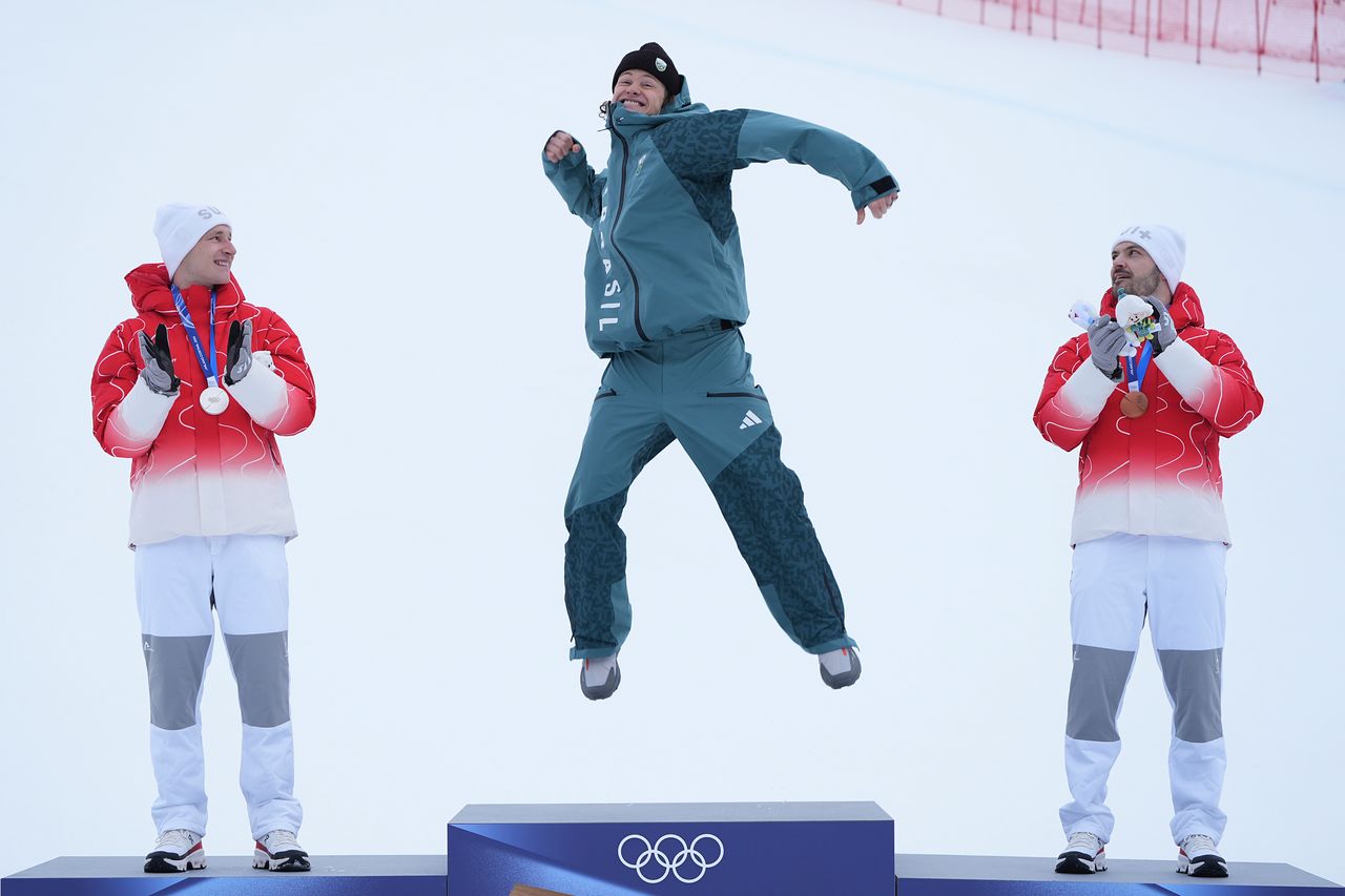 남미 최초의 동계올림픽 메달리스트가 된 브라질의 스키 국가대표 피녜이루 브라텡(가운데). A=연합뉴스