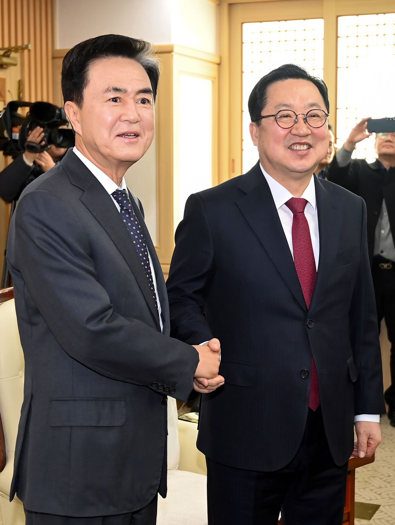 이장우 대전시장과 김태흠 충남도지사가 지난달 21일 대전시청에서 긴급 회동을 하고 민주당식 대전·충남 행정통합에 대한 반대 의사를 모았다. 김성태 객원기자