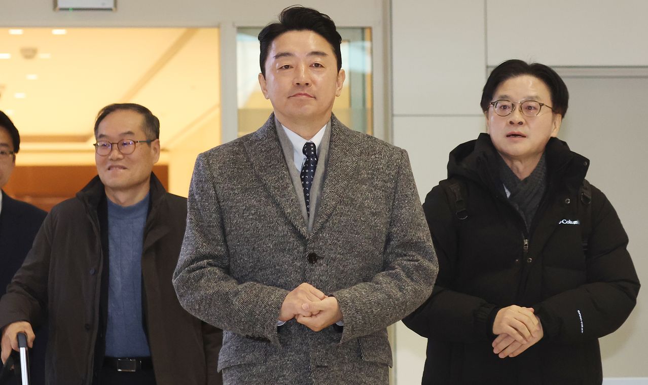 강훈식 대통령비서실장(가운데), 김정관 산업통상부 장관(오른쪽), 이용철 방위사업청장이 지난달 26일 오전 인천공항에서 잠수함 사업 등 방산협력 논의를 위해 캐나다로 출국하고 있다. 뉴스1