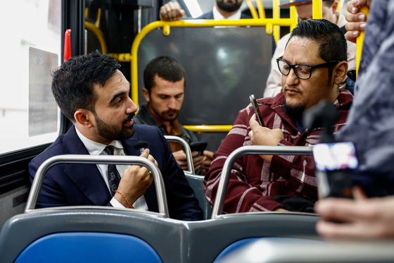 미국 뉴욕 시장 선거를 약 한 달 앞둔 지난해 10월 8일(현지시간) 조란 맘다니 당시 뉴욕 시장 후보가 시내 버스를 타고 이동하며 자신이 공약한 무료 버스 정책과 관련해 한 시민과 대화하고 있다. 로이터=연합뉴스