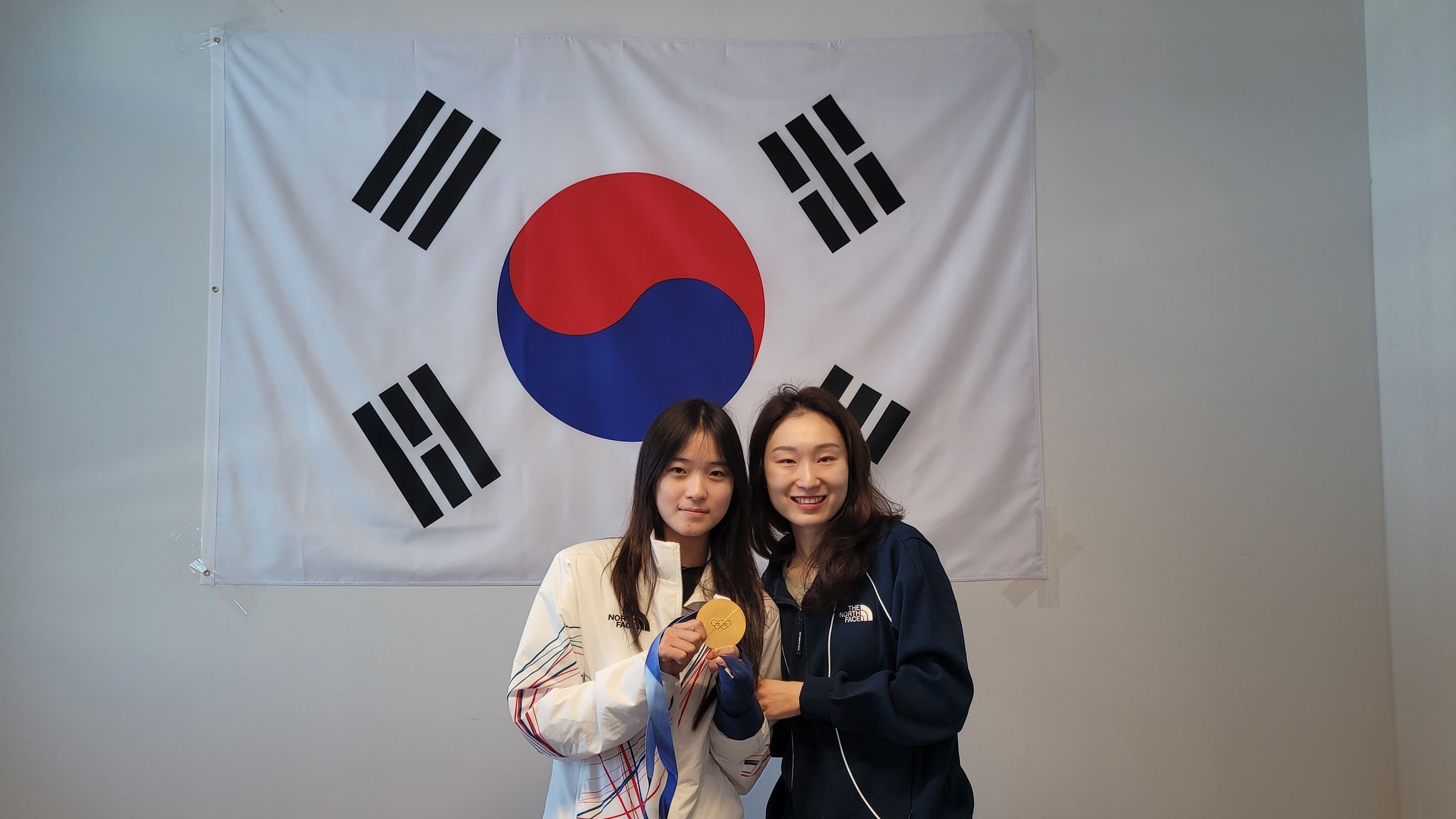 스노보드 하프파이프 금메달리스트 최가온이 밀라노 선수촌에서 평소 우상이었던 쇼트트랙 최민정을 만나 금빛 기운을 전달했다. 사진 대한체육회