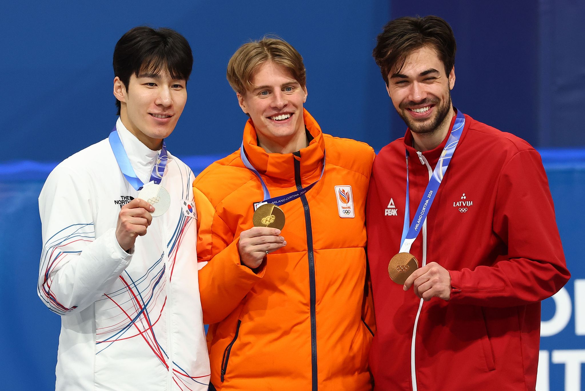 2026 밀라노 코르티나담페초 동계올림픽 쇼트트랙 남자 1500m에서 은메달을 획득한 황대헌이 14일(현지시간) 이탈리아 밀라노 아이스스케이팅 아레나에서 열린 시상식에서 금메달을 획득한 옌스 판트 바우트, 동메달의 로베르츠 크루즈베르크스(오른쪽)과 기념 촬영을 하고 있다. 김종호 기자