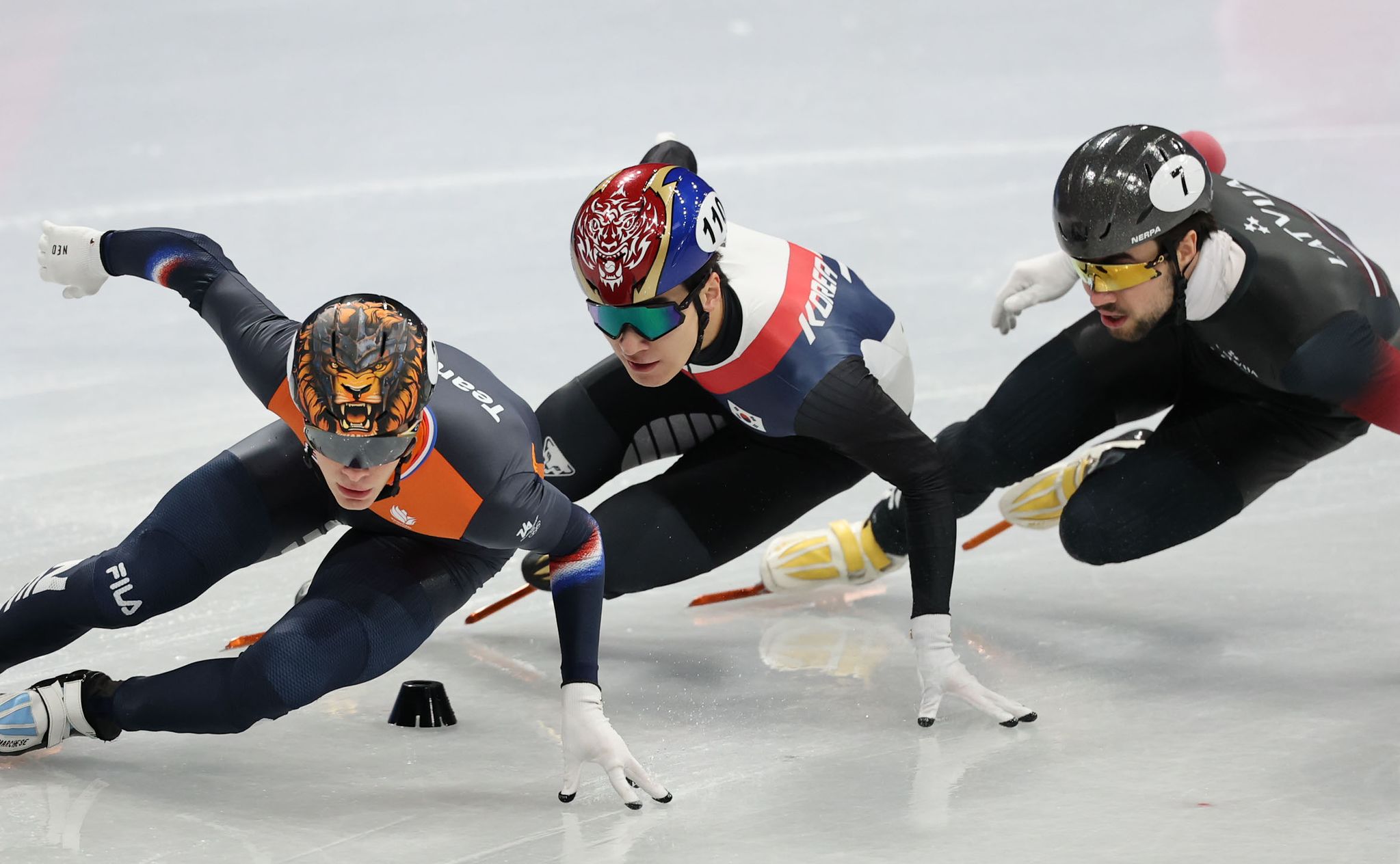 황대헌이 14일(현지시간) 이탈리아 밀라노 아이스스케이팅 아레나에서 열린 2026 밀라노 코르티나담페초 동계올림픽 쇼트트랙 남자 1500m 결승에서 질주하고 있다. 김종호 기자