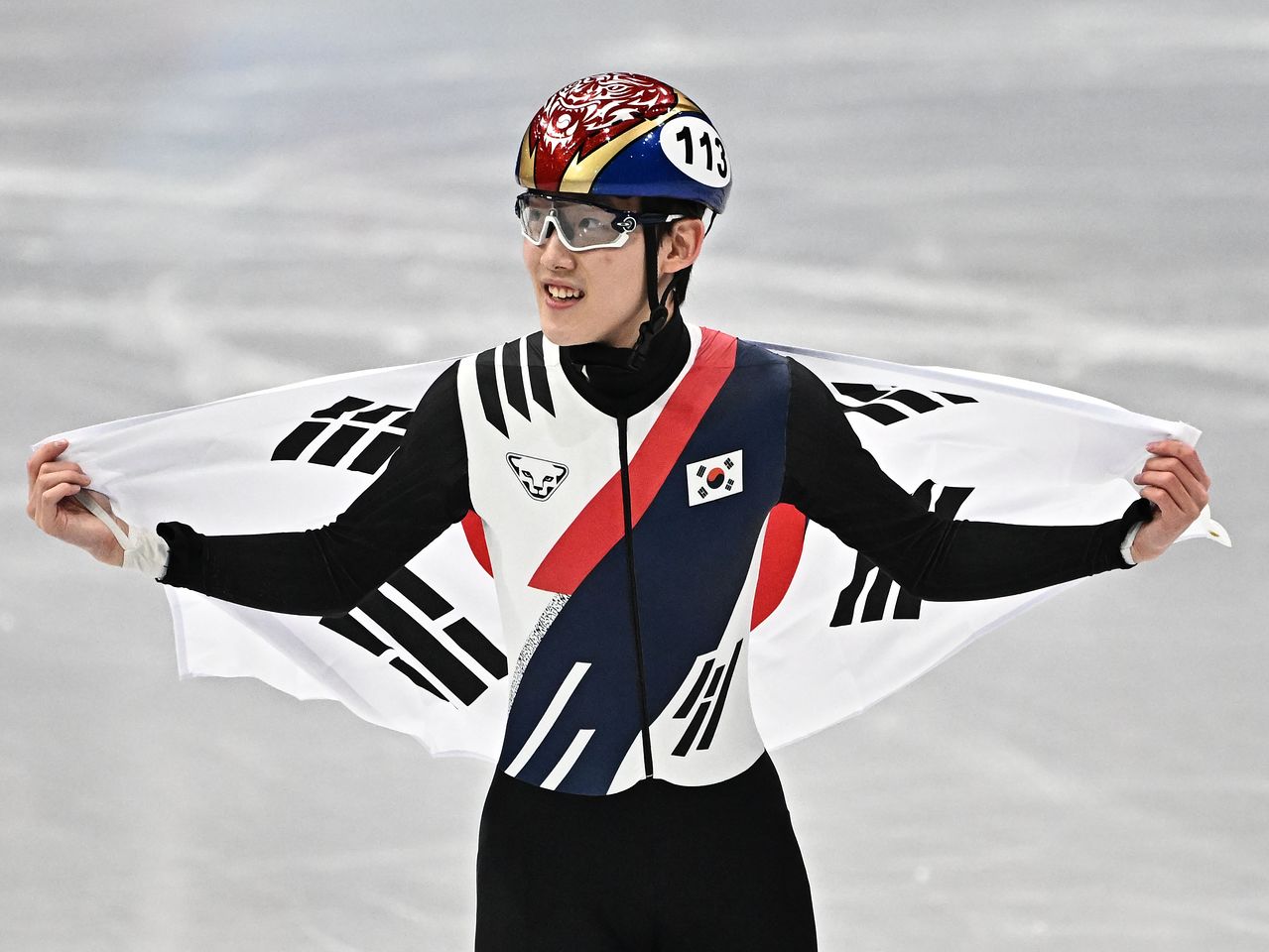쇼트트랙 임종언이 12일(현지시간) 이탈리아 밀라노 아이스 스케이팅 아레나에서 열린 2026 밀라노 코르티나담페초 동계올림픽 쇼트트랙 남자 1000m 결승에서 동메달을 확정한 뒤 태극기를 두르고 기뻐하고 있다. 김종호 기자 20260212