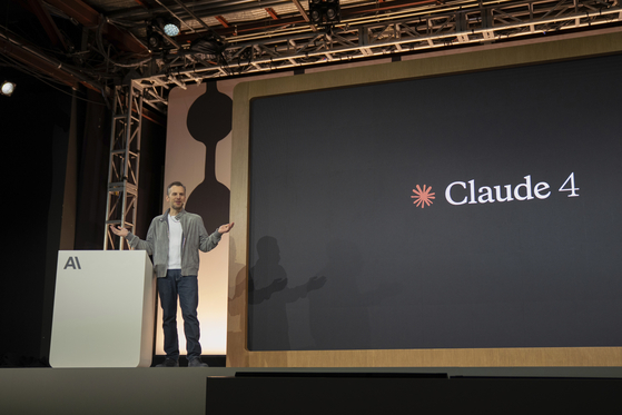 지난해 5월 미국 샌프란시스코에서 열린 ‘코드 위드 클로드(Code with Claude)’ 콘퍼런스에서 마이크 크리거 앤트로픽 최고제품책임자(CPO)가 클로드4를 공개하고 있다. AP=연합뉴스