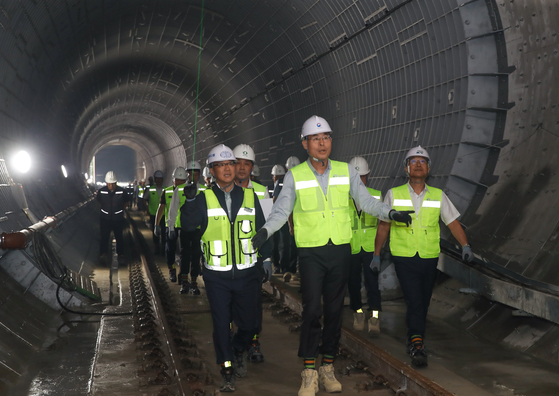 강희업 국토교통부 2차관이 지난해 8월 부산 중구 국가철도공단 영남본부에서 부전마산 복선전철 현안 간담회를 개최하고 공사 현장을 방문해 복구공사와 잔여 공정 현황을 점검하고 있다. 사진 국토교통부