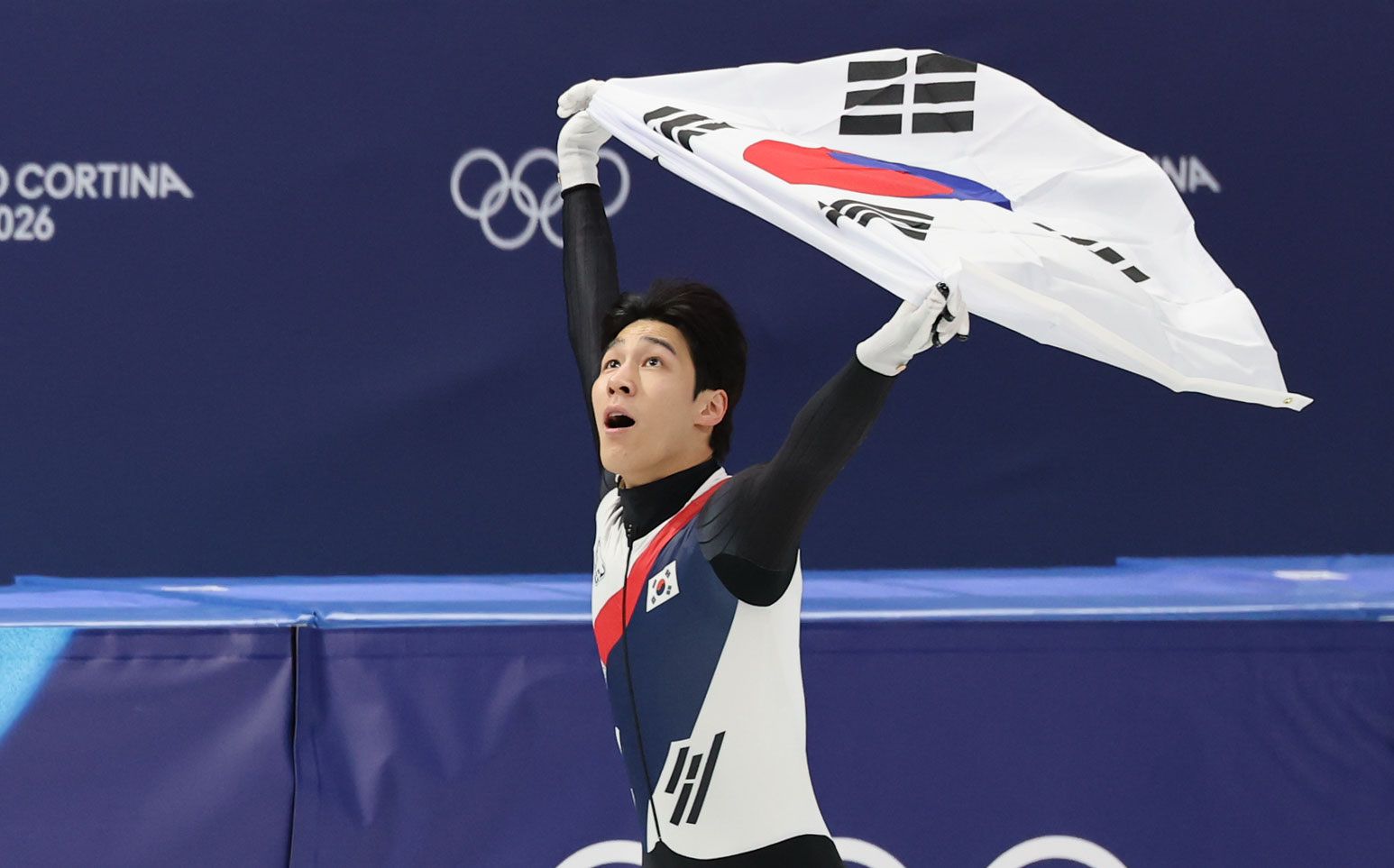 황대헌이 14일(현지시간) 이탈리아 밀라노 아이스스케이팅 아레나에서 열린 2026 밀라노 코르티나담페초 동계올림픽 쇼트트랙 남자 1500m 결승에서 은메달을 확보한 뒤 태극기를 두르고 기뻐하고 있다. 김종호 기자