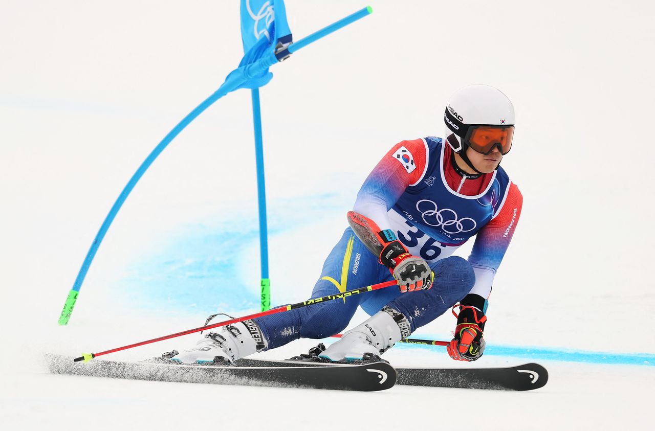 보르미오 스텔비오 스키 센터에서 열린 2026 대회전 경기에서 코스를 내려오는 정동현. 로이터=연합뉴스