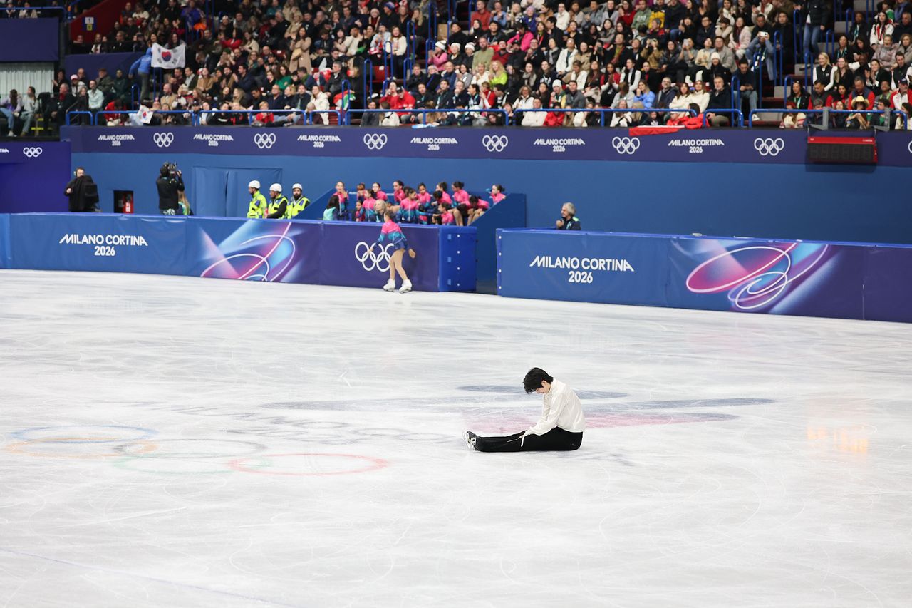 프리스케이팅 연기를 마친 뒤 빙판 위에 앉은 차준환. 밀라노=김종호 기자