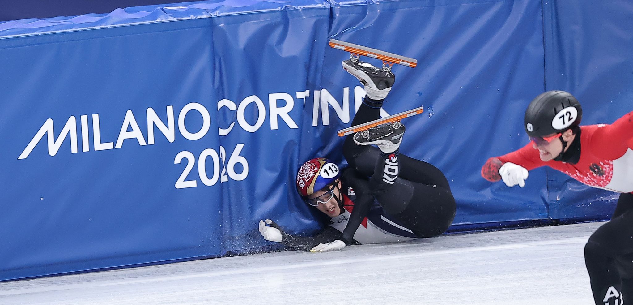 쇼트트랙 임종언이 14일(현지시간) 이탈리아 밀라노 아이스스케이팅 아레나에서 열린 2026 밀라노·코르티나담페초 동계올림픽 쇼트트랙 남자 1500m 준준결승에서 넘어지고 있다. 뉴스1