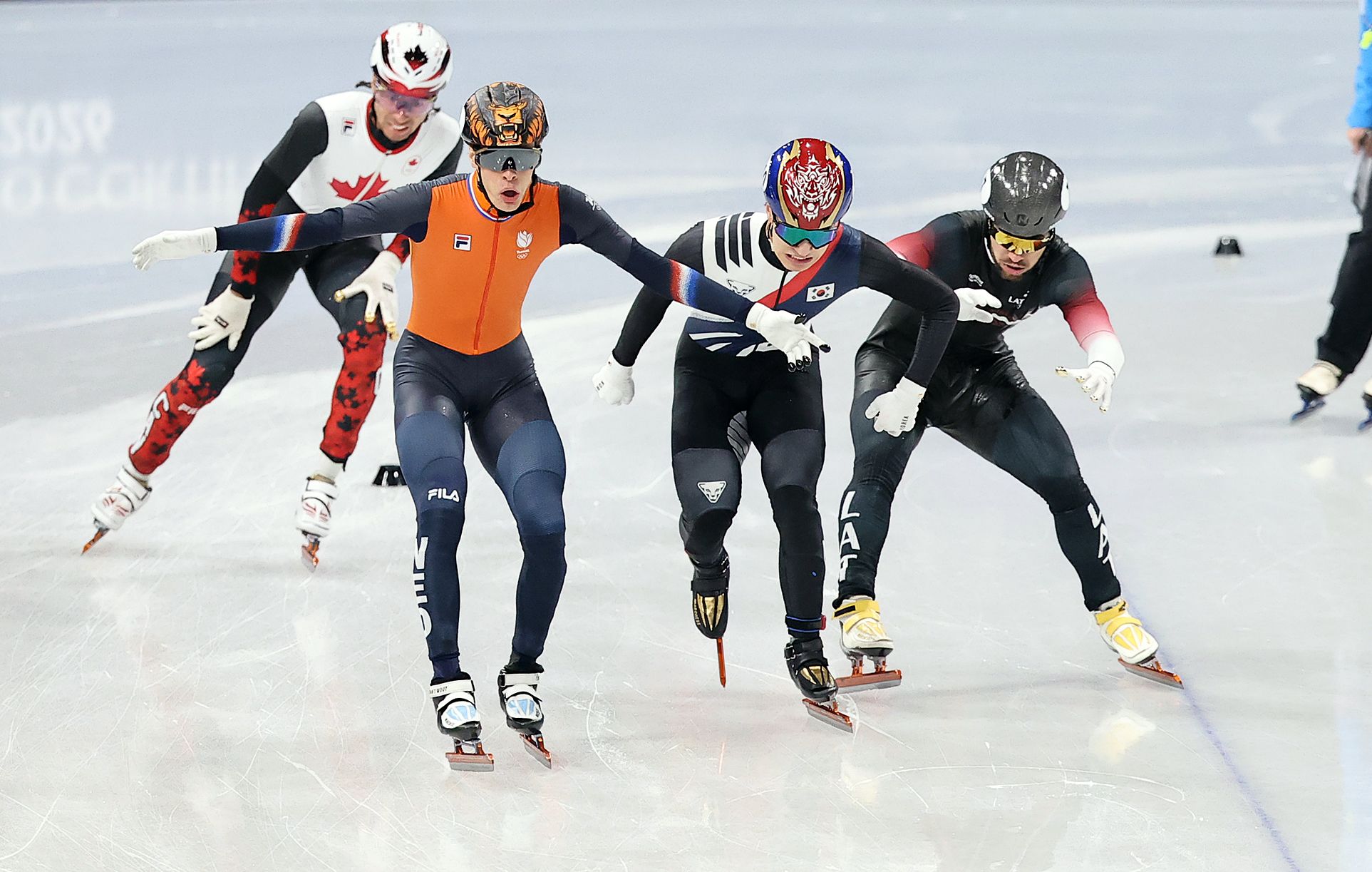  황대헌이 14일(현지시간) 이탈리아 밀라노 아이스스케이팅 아레나에서 열린 2026 밀라노·코르티나담페초 동계올림픽 쇼트트랙 남자 1500m 결승에서 2위로 결승선을 통과하고 있다. 뉴스1