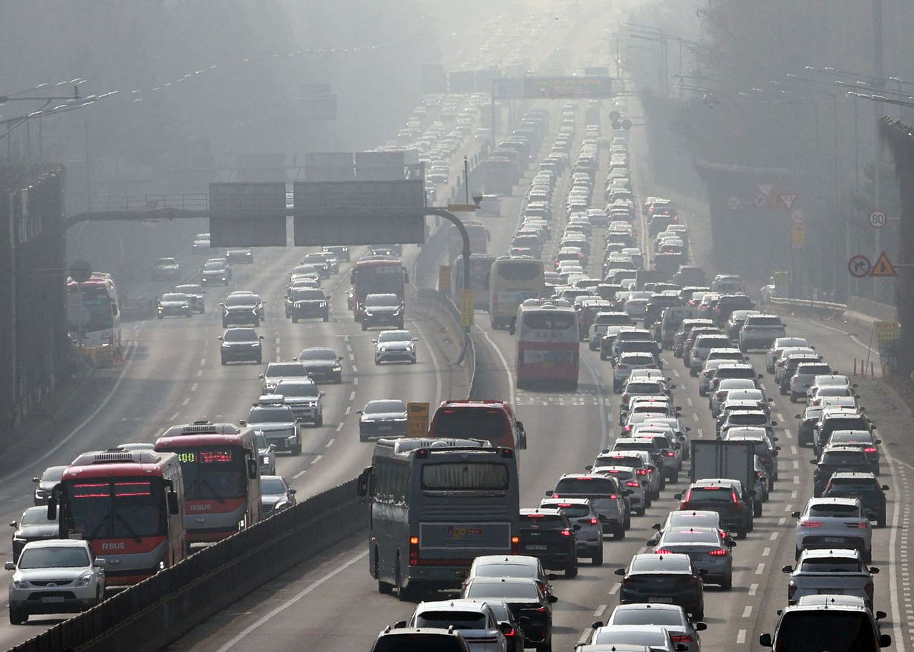  설 연휴 둘째 날인 15일 오전 귀성행렬이 이어지며 고속도로 곳곳에서 정체를 빚고 있다. 연합뉴스