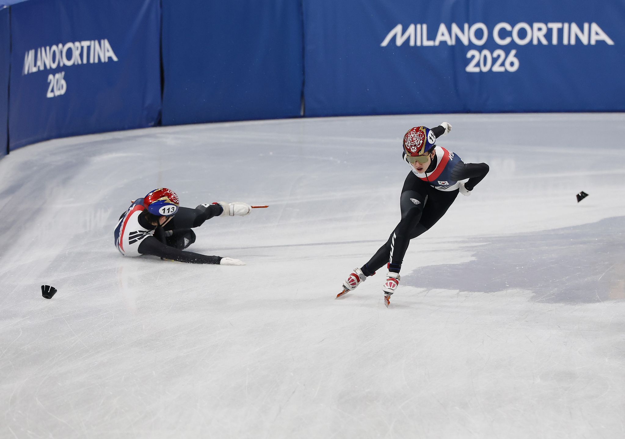 14일(현지시간) 이탈리아 밀라노 아이스스케이팅 아레나에서 열린 2026 밀라노-코르티나담페초 동계올림픽 쇼트트랙 남자 1500m 준준결승에서 임종언(왼쪽)이 넘어지고 있다. 오른쪽은 신동민. 연합뉴스