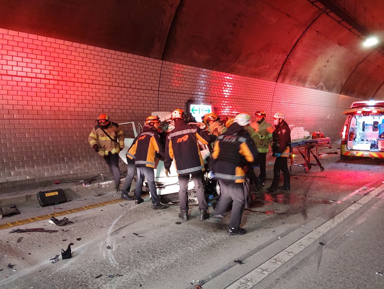 15일 오전 0시 40분께 거제시 양정터널에서 발생한 추돌 사고 현장을 살펴보는 소방요원들. 거제소방서 제공 